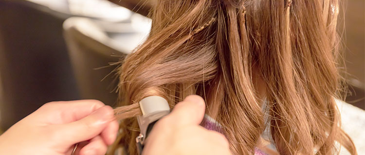 ヘアメイクする女性